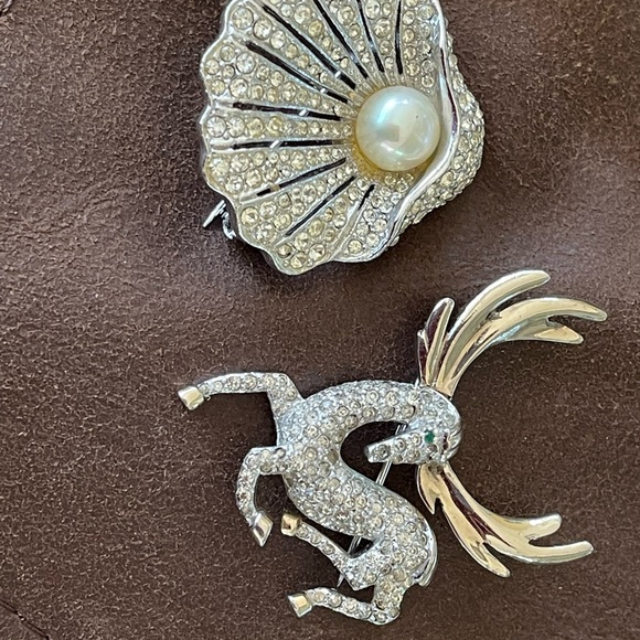 Kramer Signed Shell Pearl Ladies Brooch - Picture 2 of 4